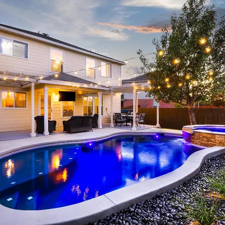 Private Heated Pool & Hot Tub, 4Br Gameroom